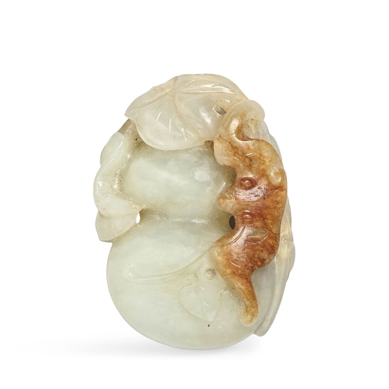 十八/十九世紀 玉雕褐斑福祿雙全把件 | A PALE CELADON AND RUSSET JADE 'BAT AND DOUBLE GOURD' CARVING