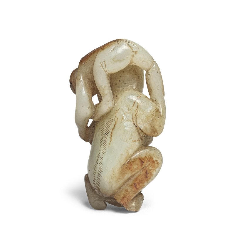 十九世紀 玉雕褐斑靈猴獻壽把件 | A PALE GREEN AND RUSSET JADE 'MONKEY AND PEACH' GROUP - 图2