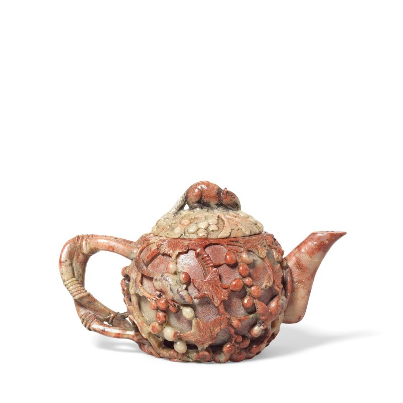 十七/十八世紀 壽山石雕松鼠葡萄茶壺 | A SOAPSTONE 'SQUIRREL AND GRAPES' TEAPOT AND COVER