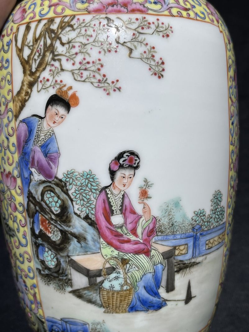 50年代 粉彩开窗侍女人物纹瓶一对 - 图13