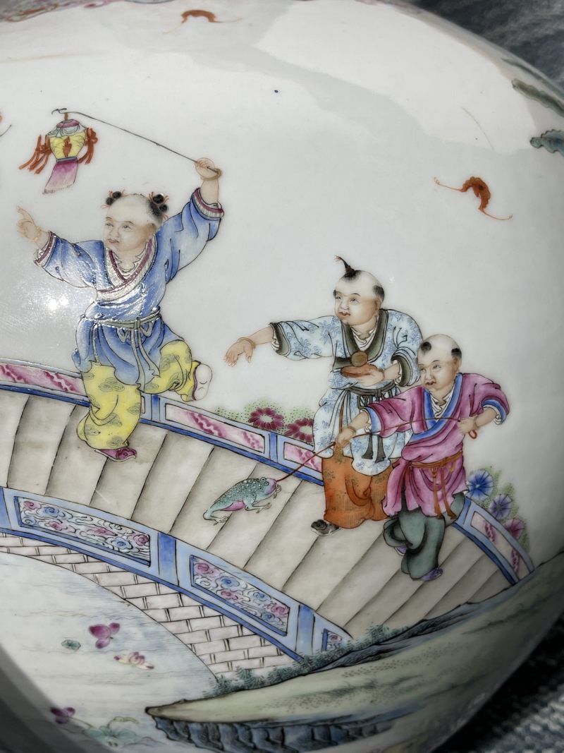 民国 粉彩婴戏纹大天球瓶 - 图11