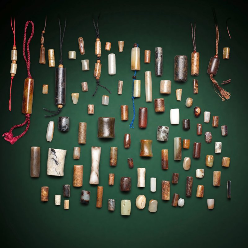 新石器時代及其後 玉管一組 | A LARGE GROUP OF TUBULAR JADE BEADS - 图1