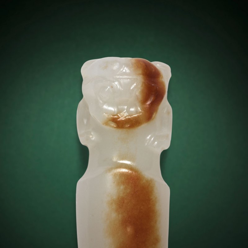 宋/明 白玉帶皮獸面紋玉觿 | A VERY RARE WHITE AND RUSSET JADE INSCRIBED PENDANT, XI - 图2