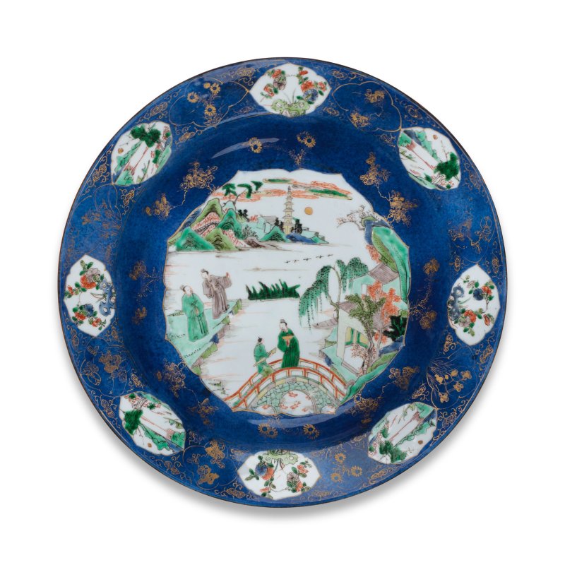清康熙 灑藍地描金開光五彩携琴訪友圖盤一對 | A PAIR OF LARGE POWDER-BLUE-GROUND FAMILLE VERTE FIGURAL DISHES - 图2