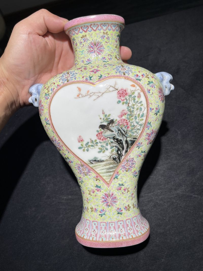 1957年 粉彩花卉开光英雄独立纹双耳瓶 - 图2
