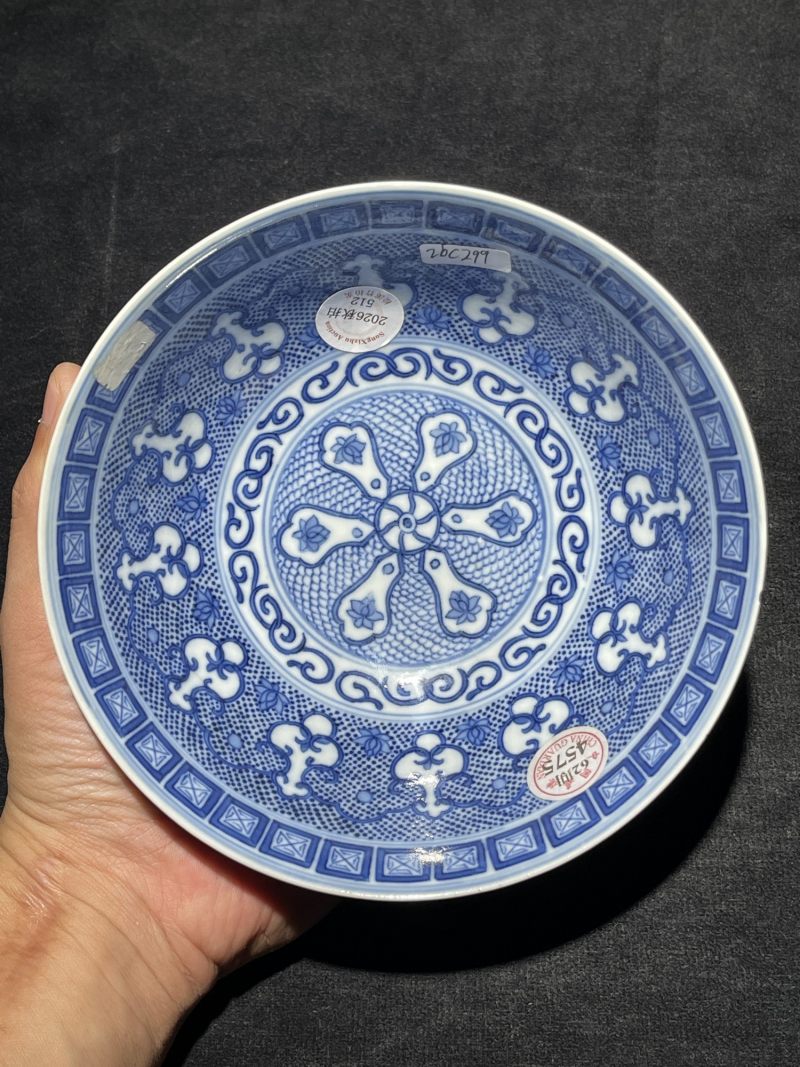清道光 青花内如意纹外缠枝花卉纹碗 - 图5