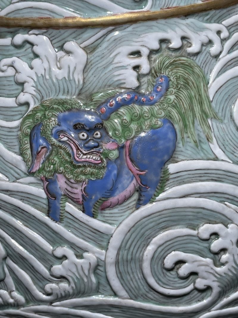 清中期 雕瓷粉彩描金海水狮子纹象耳尊 - 图10