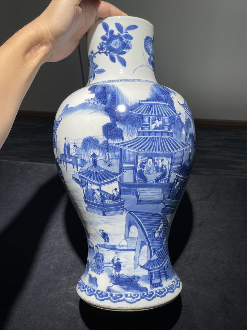 清康熙 青花山水人物纹大瓶 - 图2