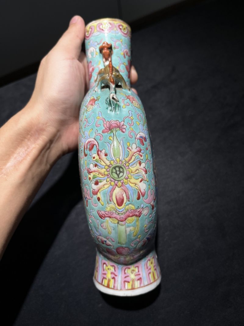 清同治 粉彩花卉开光花鸟人物纹抱月瓶一对 - 图14