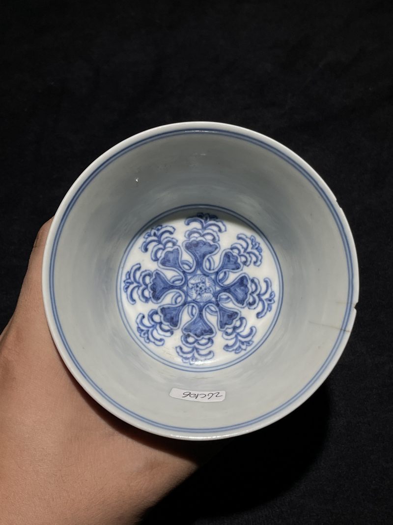 清道光 青花莲托梵文高足杯 - 图4