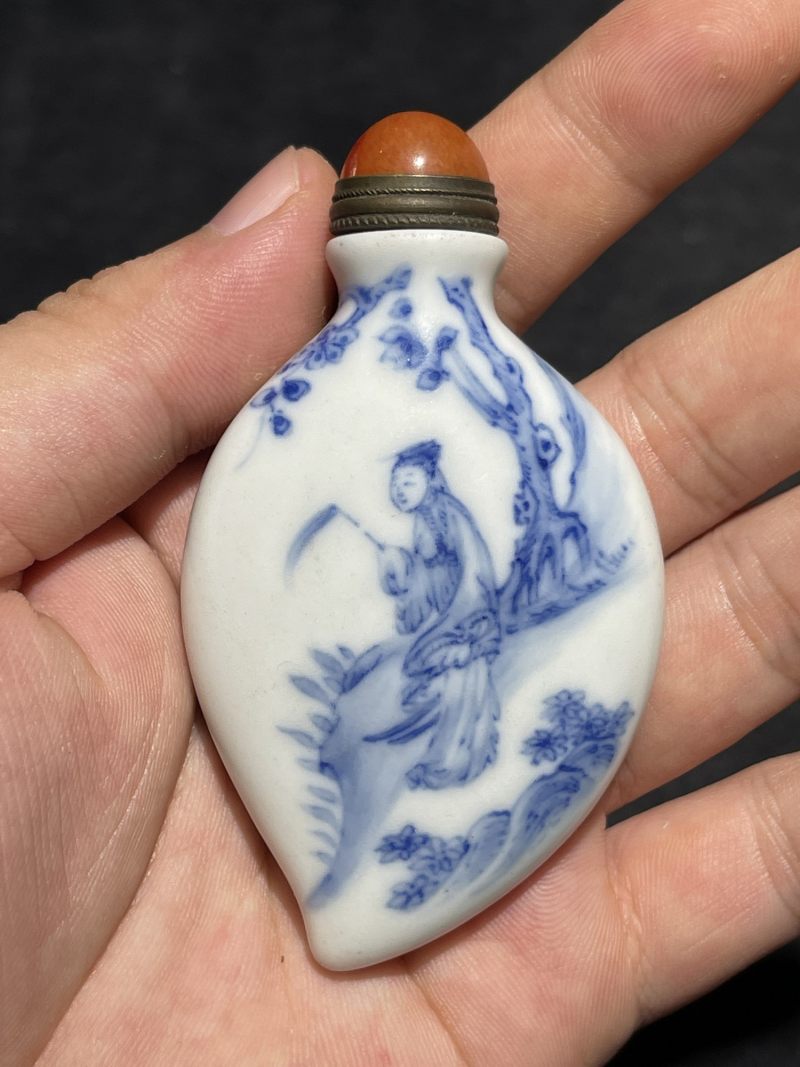 清中期 青花人物纹鼻烟壶 - 图3