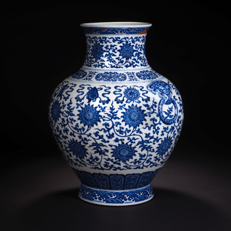 清乾隆 青花纏枝蓮八吉祥紋鋪首耳壺 | A VERY RARE LARGE IMPERIAL MING-STYLE BLUE AND WHITE 'BAJIXIANG' VASE, HU - 图22