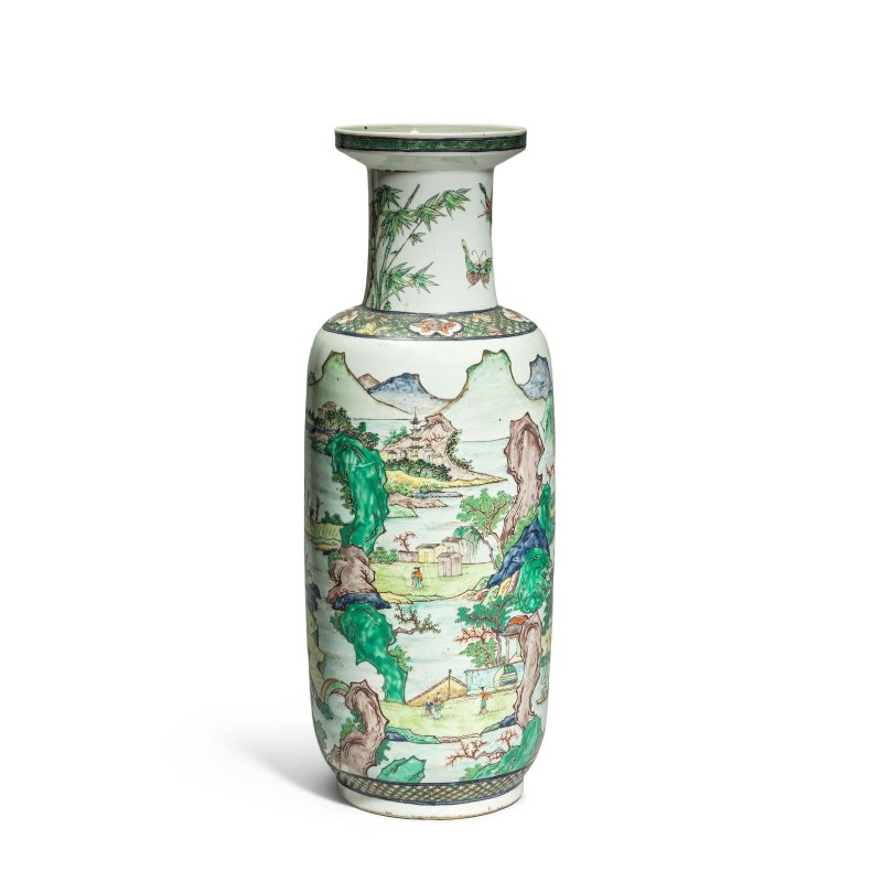 清晚期 五彩人物山景圖棒槌瓶 | A LARGE CHINESE FAMILLE VERTE ROULEAU VASE - 图1