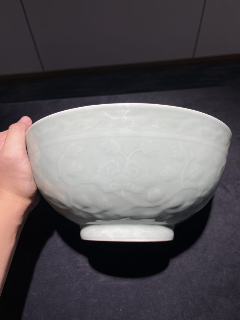 清乾隆 粉青釉模印花卉纹大碗 - 图3