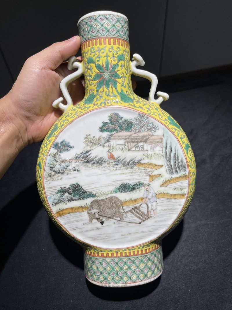 清晚期 黄地粉彩开光耕织图抱月瓶 - 图2
