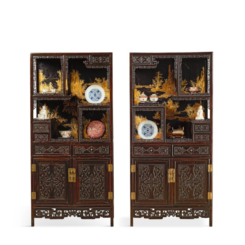 清乾隆/嘉慶 紫檀拼硬木髹金漆山水圖亮格櫃一對 | A MAGNIFICENT AND RARE PAIR OF GILT-LACQUERED ZITAN AND HARDWOOD DISPLAY CABINETS, DUOBAO'GE - 图24