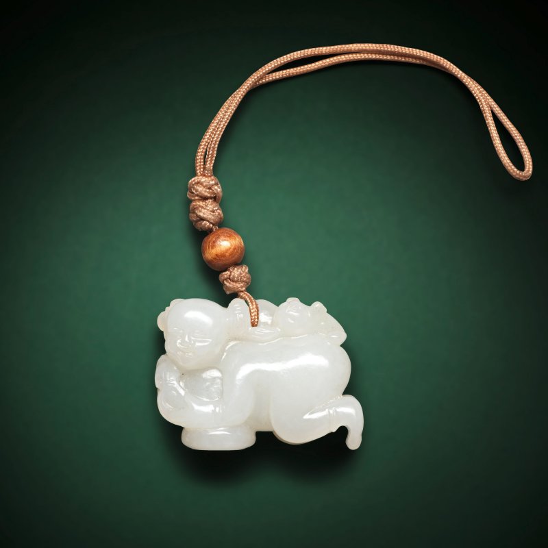 十八/十九世紀 白玉戲貓童子佩 | A WHITE JADE 'BOY AND CAT' PENDANT - 图3