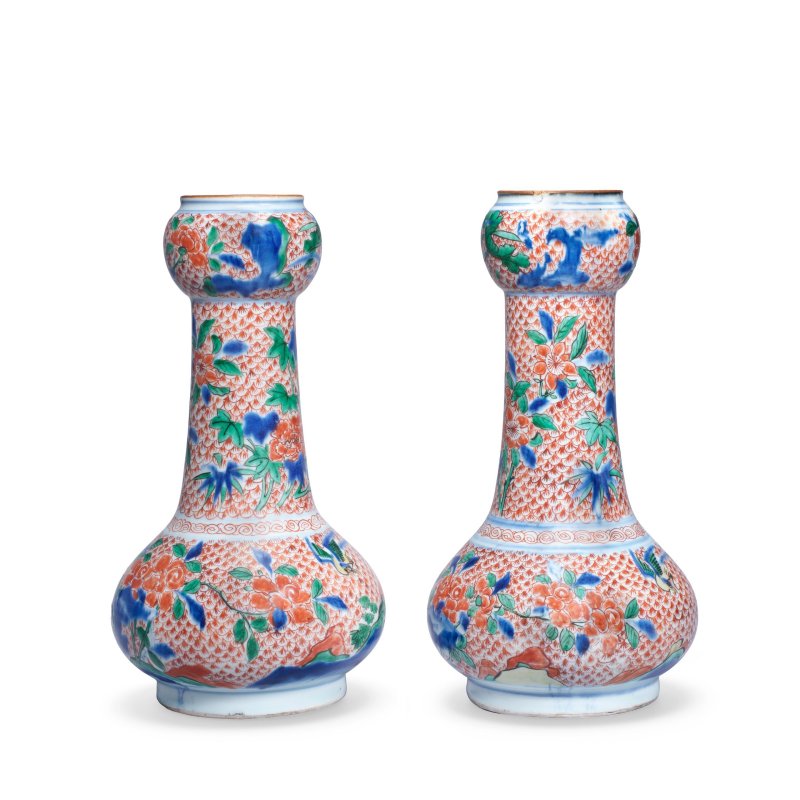 清順治 青花五彩花鳥紋蒜頭口荸薺扁瓶 | A RARE PAIR OF WUCAI 'MAGNOLIA' GARLIC-HEAD VASES