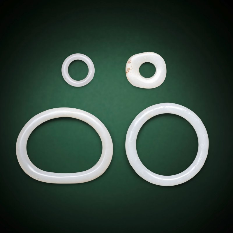 清及更早 玉璧、手鐲及扳指一組四件 | FOUR WHITE JADE DISCS AND RINGS - 图1