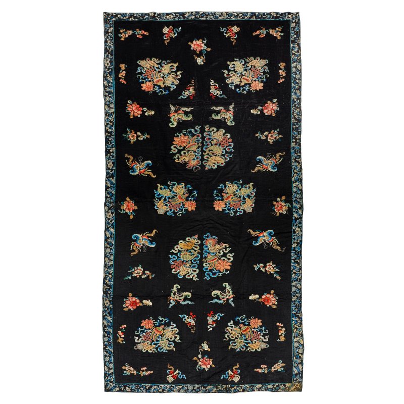 十八/十九世紀 緞綉黑地花卉紋屏 | A BLACK SILK SATIN-STITCH GROUND EMBROIDERED FLORAL PANEL