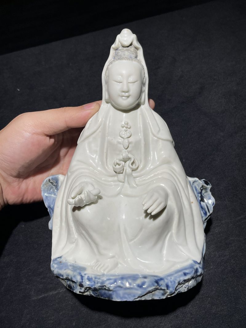 清乾隆 青花白釉观音坐像 - 图4