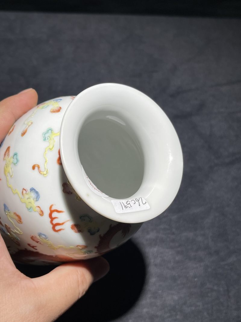 清光绪 粉彩二龙戏珠纹灯笼瓶 - 图6