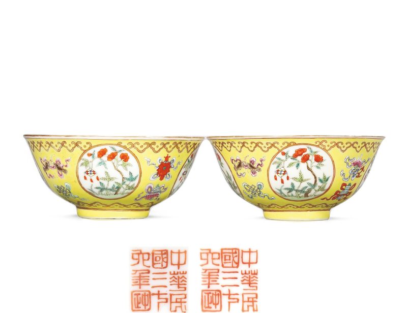 民国 黄地粉彩开光花卉纹碗一对