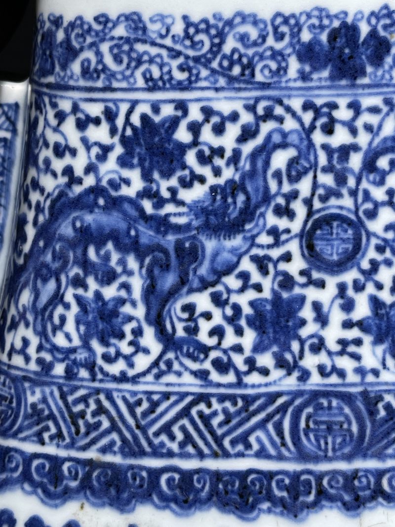 清乾隆 青花龙穿花纹穿带尊 - 图9