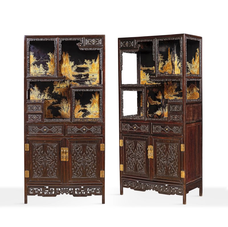 清乾隆/嘉慶 紫檀拼硬木髹金漆山水圖亮格櫃一對 | A MAGNIFICENT AND RARE PAIR OF GILT-LACQUERED ZITAN AND HARDWOOD DISPLAY CABINETS, DUOBAO'GE - 图1