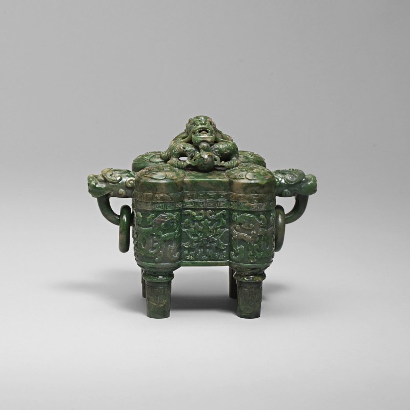 清乾隆 碧玉雕雙龍活環耳蓋爐 | AN ARCHAISTIC SPINACH-GREEN JADE INCENSE BURNER AND COVER, TULU - 图2