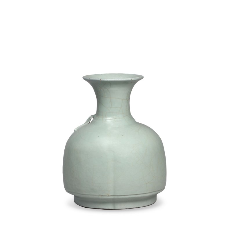 清雍正 仿官釉包袱式瓶 | A RARE GUAN-TYPE 'SASH-TIED' VASE - 图2