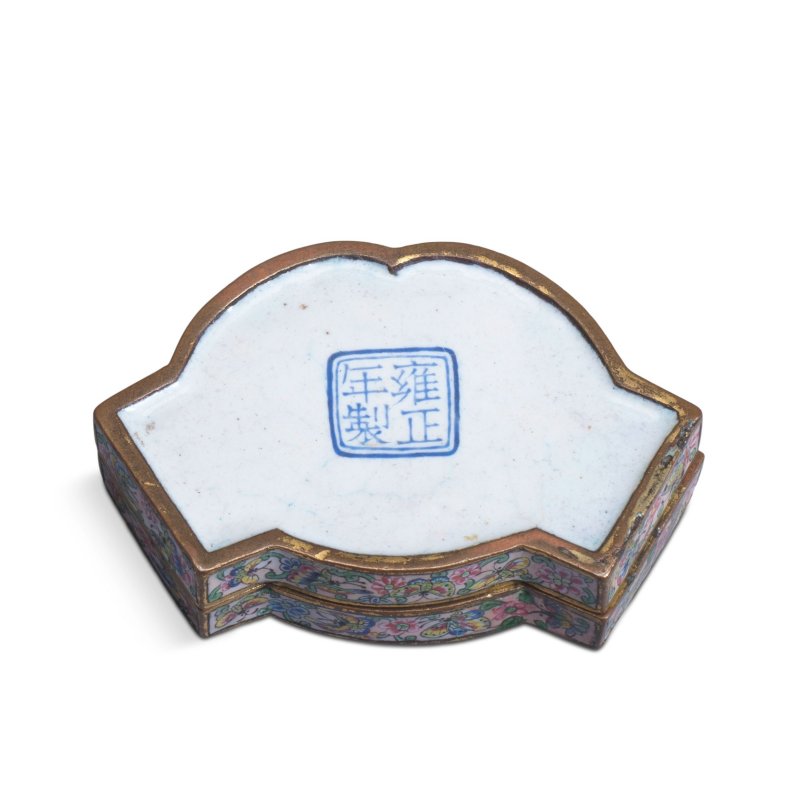 清雍正 北京銅胎畫琺琅花蝶紋結形蓋盒 | A VERY RARE BEIJING ENAMEL 'RIBBON KNOT' BOX AND COVER - 图8
