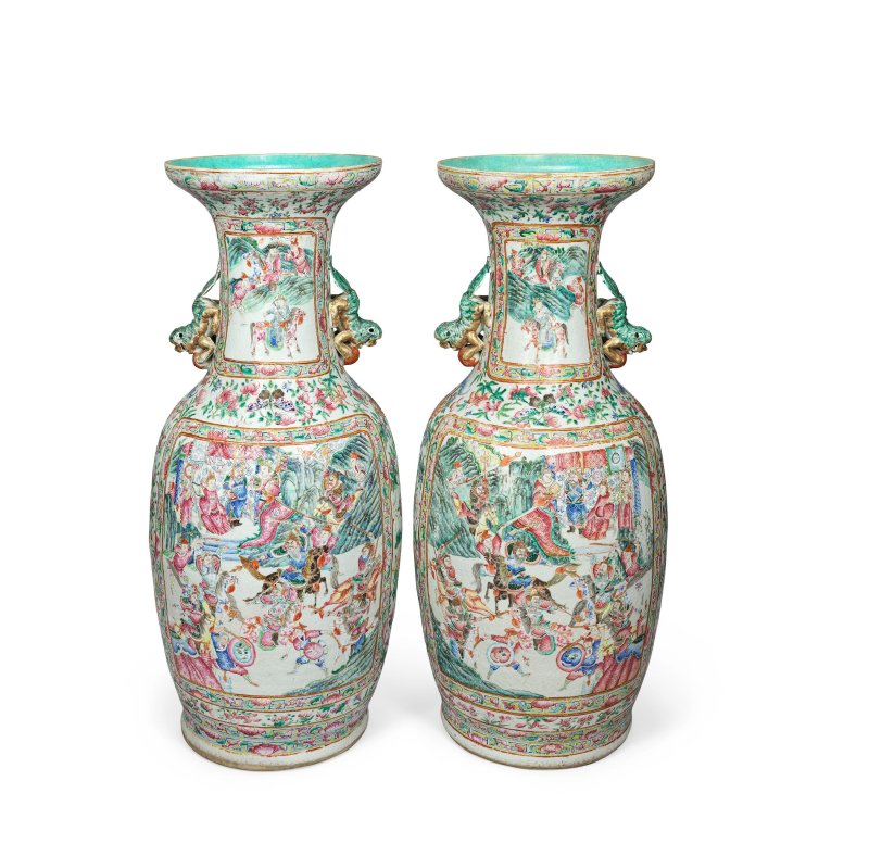 十九世紀 粉彩人物故事圖瓶一對 | A PAIR OF LARGE FAMILLE ROSE VASES - 图1