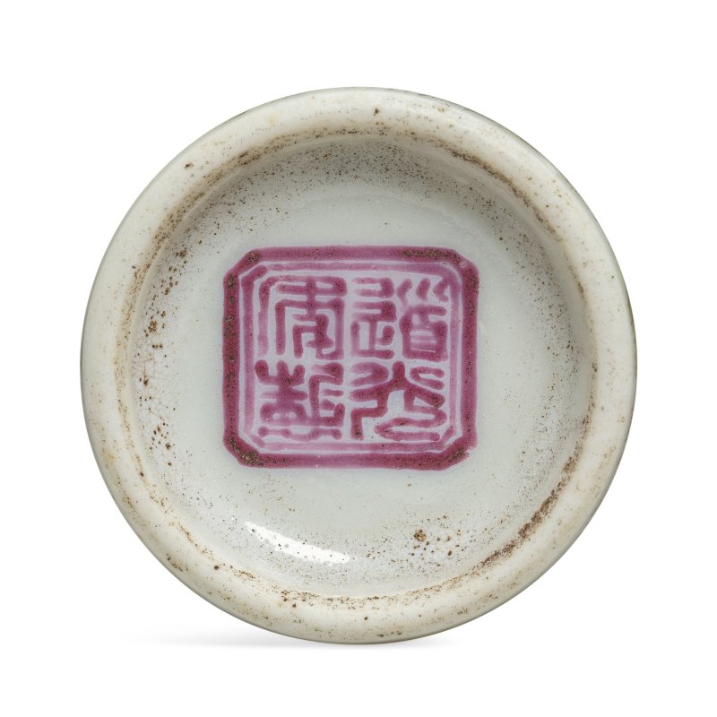 清道光 粉彩五毒紋鼻烟壺 | A FAMILLE ROSE CYLINDRICAL 'FIVE POISONS' SNUFF BOTTLE - 图2