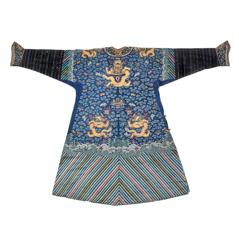 十九世紀 藍地納紗緞綉龍紋吉服 | A BLUE-GROUND EMBROIDERED GAUZE DRAGON ROBE, JIFU - 图2
