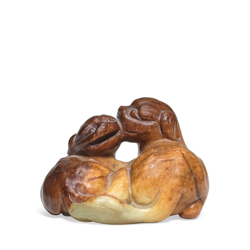 清 褐青玉雕佛獅把件 | A PALE GREEN AND RUSSET JADE 'LIONS' GROUP - 图5