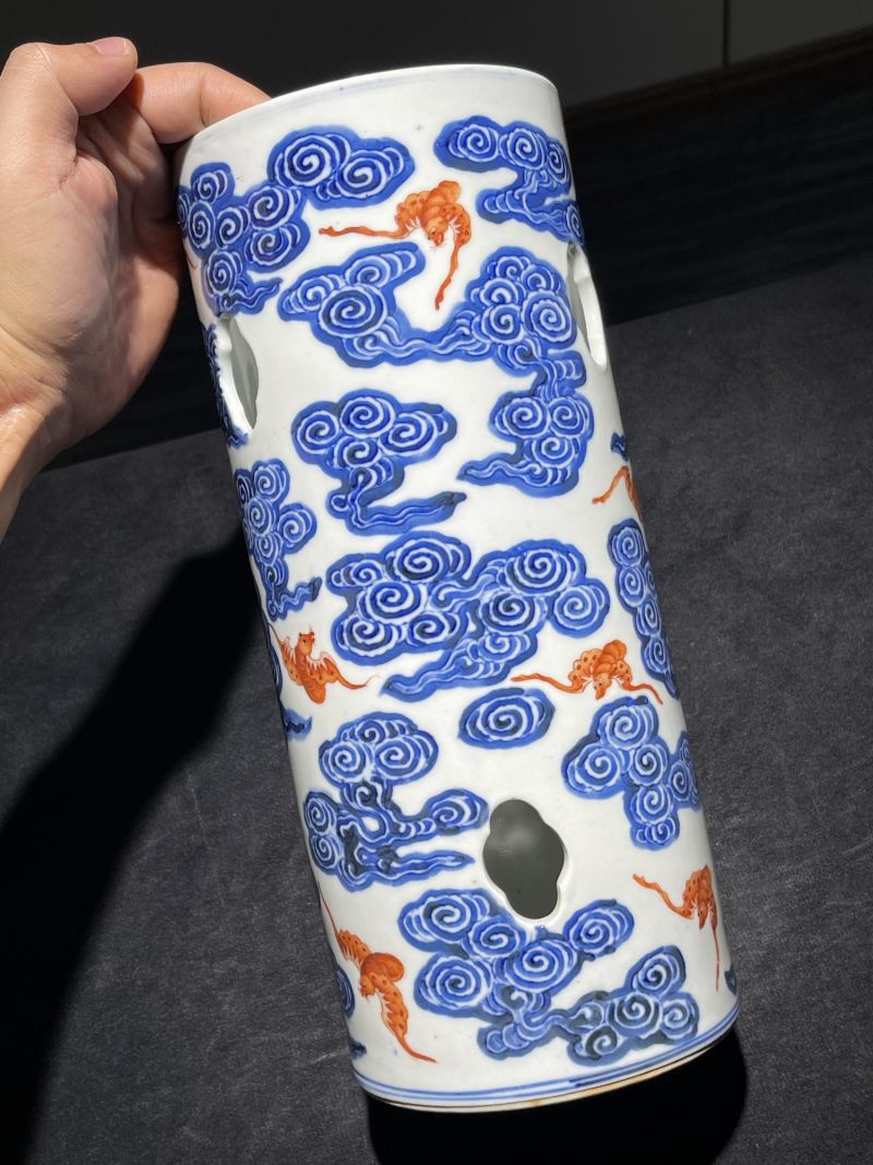 清宣统 青花矾红洪福齐天纹镂空帽筒一对 - 图2