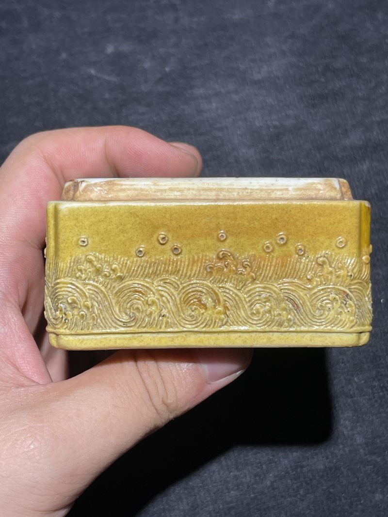 清代 黄釉雕瓷山水纹四方倭角印盒 - 图10