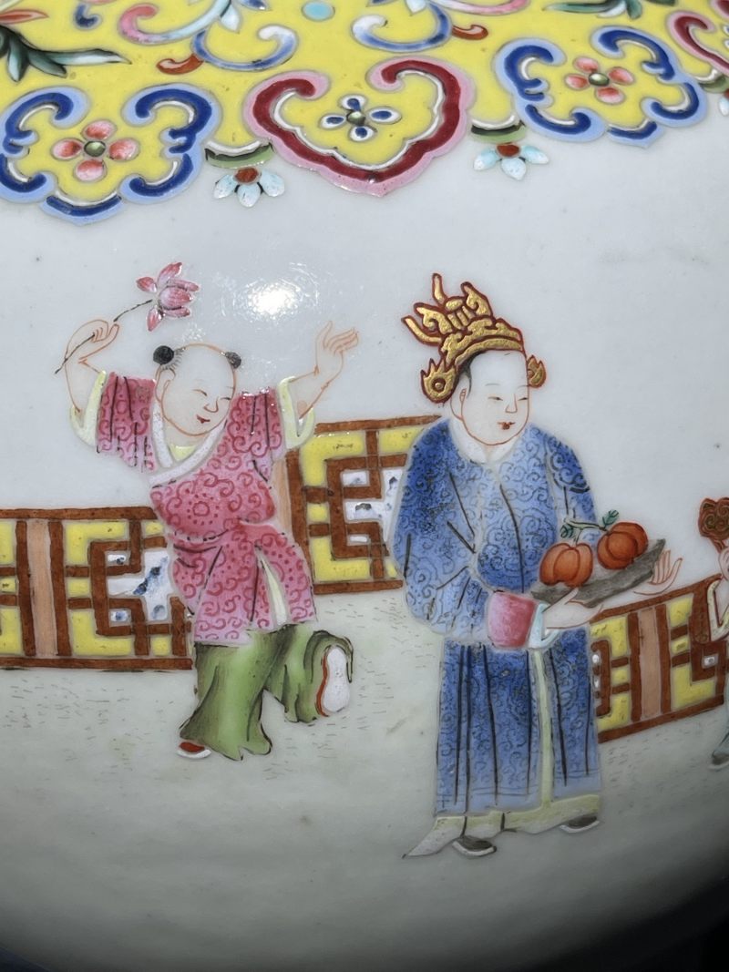 清嘉庆 洋彩婴戏纹双耳瓶 - 图9
