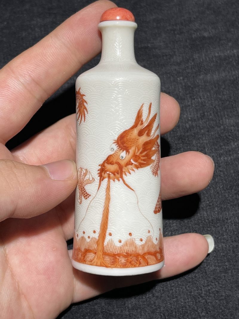 清中期 白地轧道矾红云龙七现纹鼻烟壶 - 图2