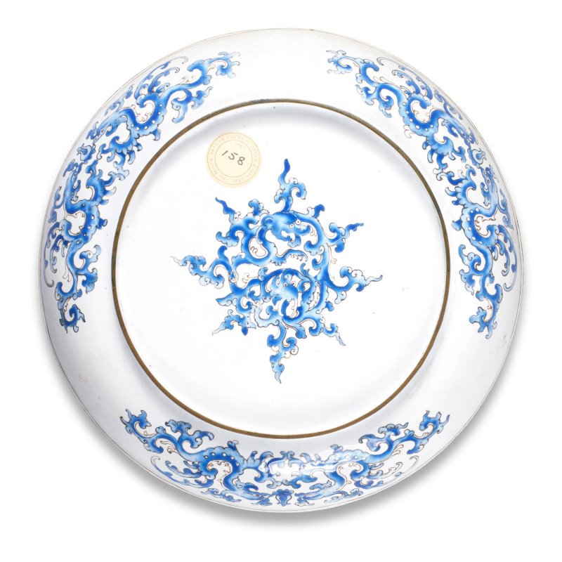 清乾隆 銅胎畫琺琅高士圖盤 | A PAINTED ENAMEL FAMILLE ROSE 'IMMORTALS' DISH - 图2
