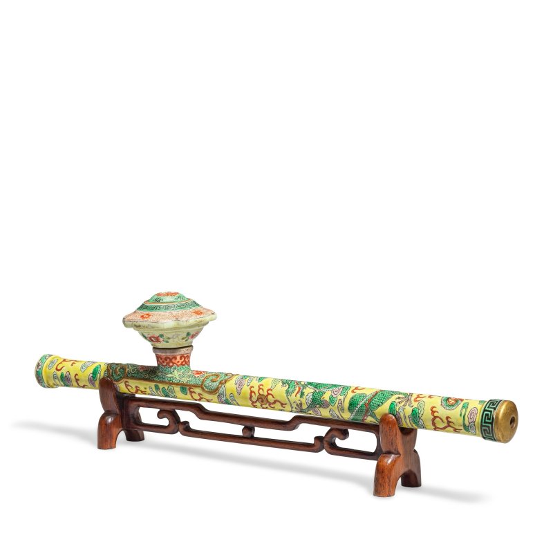 十九世紀 素三彩龍紋煙槍 | A FAMILLE VERTE YELLOW-GROUND 'DRAGON' OPIUM PIPE - 图2