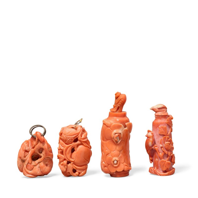 十九世紀 珊瑚雕鼻烟壺兩件及雕珮兩件 | TWO CARVED CORAL SNUFF BOTTLES AND TWO CARVED CORAL PENDANTS
