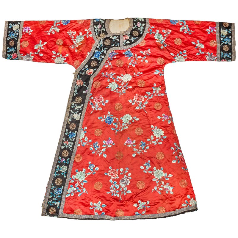 清晚期 紅地緞綉花卉紋敞衣 | A RED-GROUND SILK EMBROIDERED LADY'S ROBE, CHANGYI
