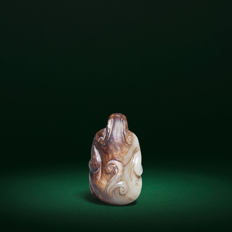 明或更晚 褐青玉鬼怪像 | A GREEN AND BROWN JADE CARVING OF A CROUCHING DEMON - 图2