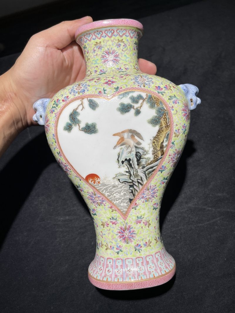 1957年 粉彩花卉开光英雄独立纹双耳瓶 - 图3