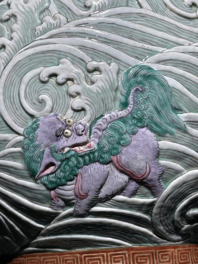 清中期 雕瓷粉彩描金海水狮子纹象耳尊 - 图11