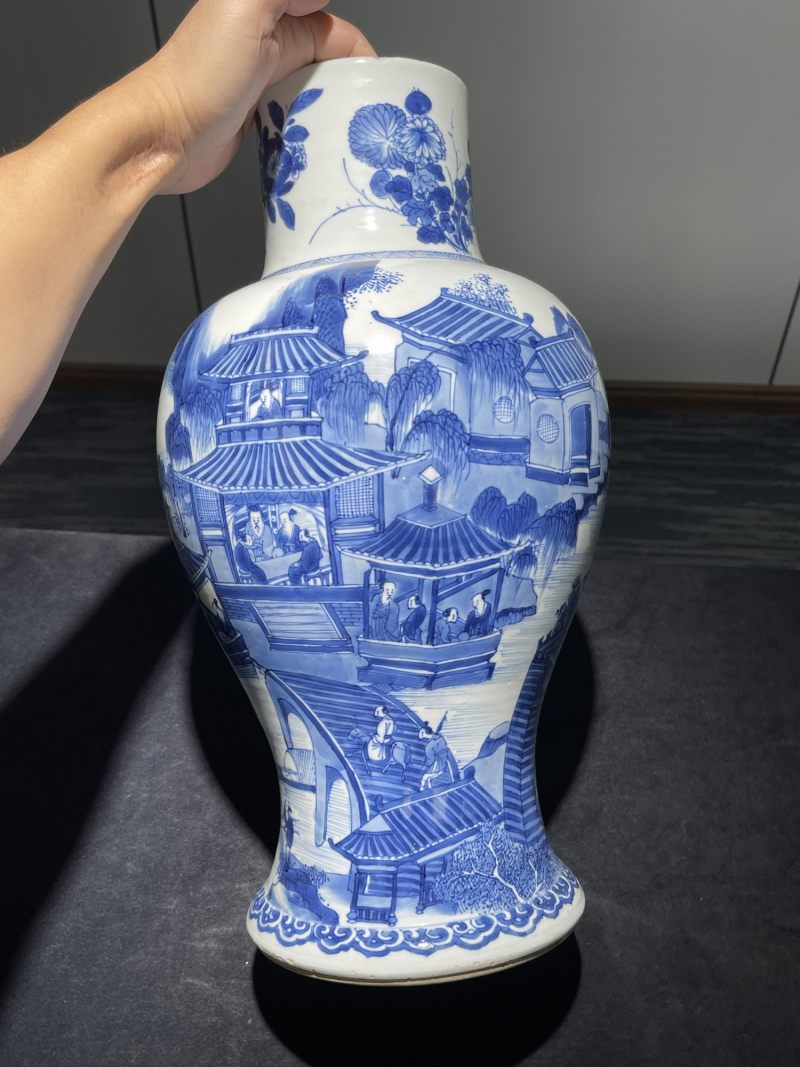 清康熙 青花山水人物纹大瓶 - 图3