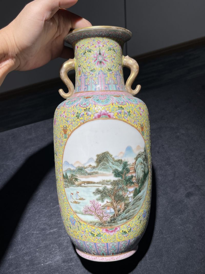 民国 粉彩开光山水纹双耳瓶 - 图4