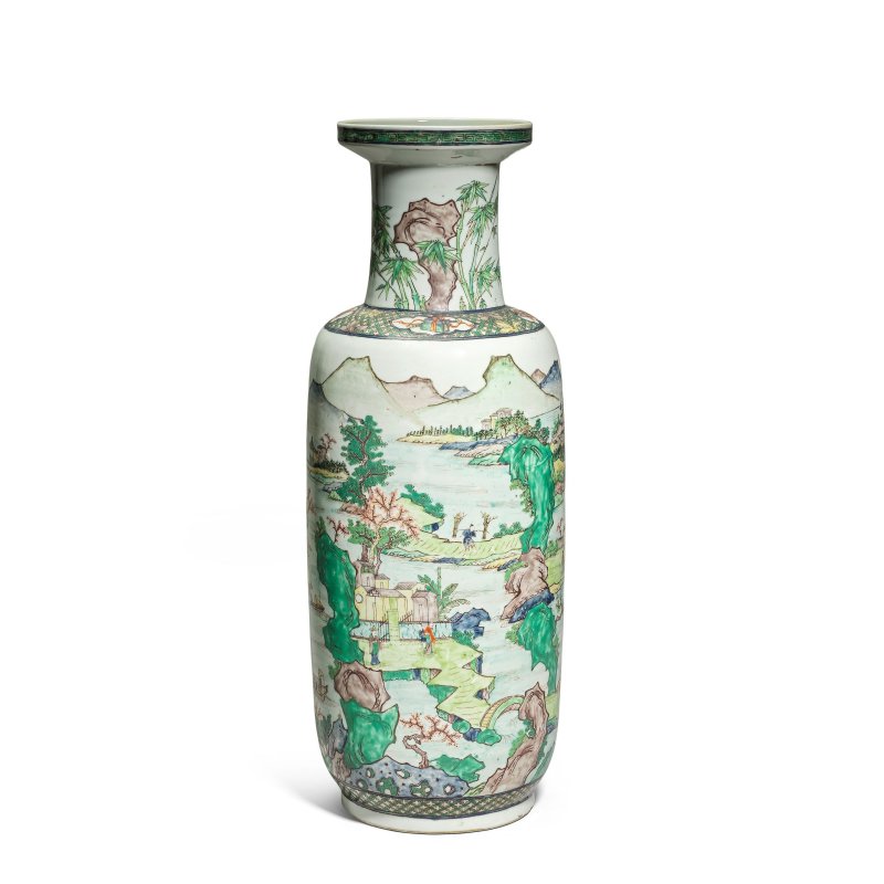 清晚期 五彩人物山景圖棒槌瓶 | A LARGE CHINESE FAMILLE VERTE ROULEAU VASE - 图2
